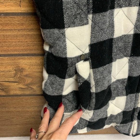 Maurice’s plush vest size large black/white plaid EUC - Picture 4 of 7